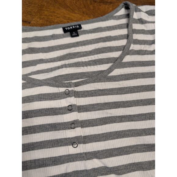 Torrid womens shirt Size 5x 28 Plus Gray White Striped Henley Top Tunic EUC - Picture 2 of 11